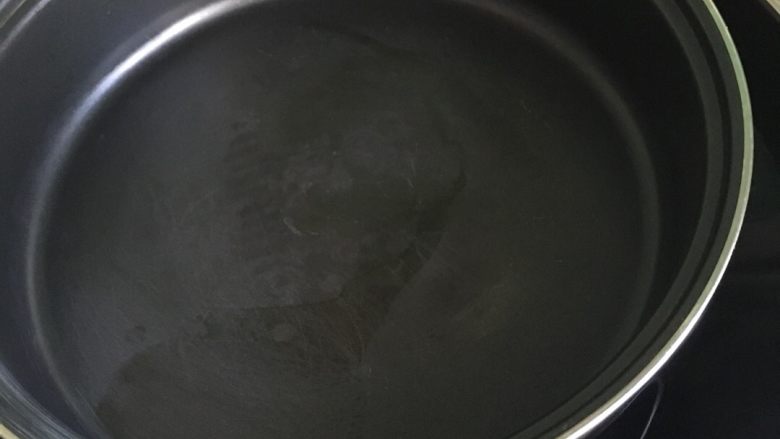 芒果千层,不粘锅置于火上，蘸黄油液在锅底均匀抹一遍