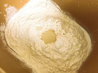 松软到我自己都惊讶的炼乳小餐包,将纯牛奶、（面团用）炼乳、盐、绵白糖、高筋面粉、干酵母依次放入面包机桶内，启动和面程序，大概15分钟左右。