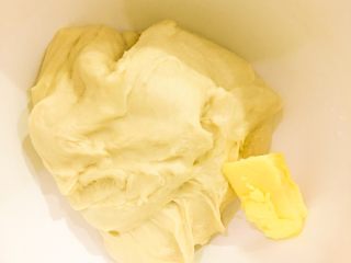 松软到我自己都惊讶的炼乳小餐包,取出面团，加入剩下的5g黄油，手揉至可以拉出薄而透的手膜即可。