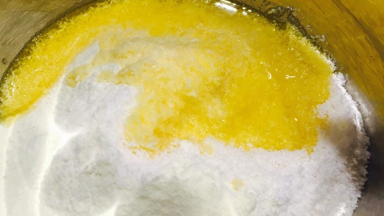 燕麦椰丝球,现在可以加入黄油了！ 再加一点点盐！ 这样的黄油和鸡蛋是分离的！ 黄油被干粉们吸收了，不会造成油蛋分离！ 特别适合黄油加热过度，成流装！