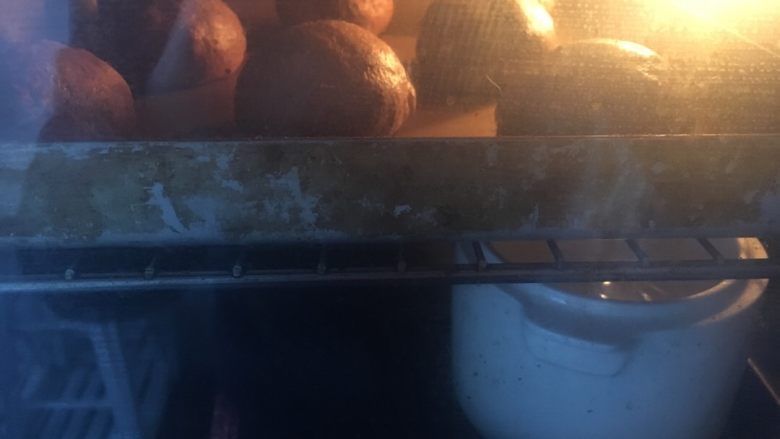 干果软欧包,烤箱发酵功能，35度左右进行二次发酵，同时放置一碗热水，大概1小时左右，发到原来的两倍大