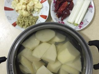 土豆炖猪脚,土豆切块、干辣椒切段，蒜切片，姜拍碎，大葱切段