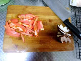 家常意大利面,1.烧水煮好意面捞出待用
2.西红柿、香菇切好待用