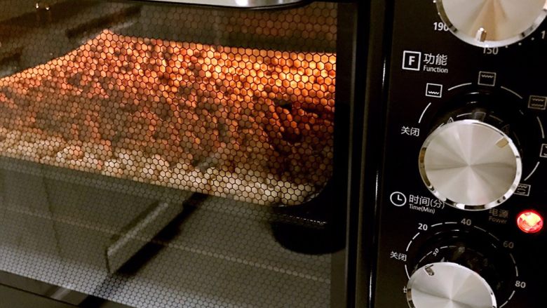 香烤花生仁,烤箱预热5分钟后，将烤盘放入烤箱，开对流风按钮，150度10分钟，把花生仁的水分烘干，然后烤箱开上下火，160度烤30分钟左右，视自己的烤箱为准。中间可开烤箱门翻一下花生仁，使其受热均匀。