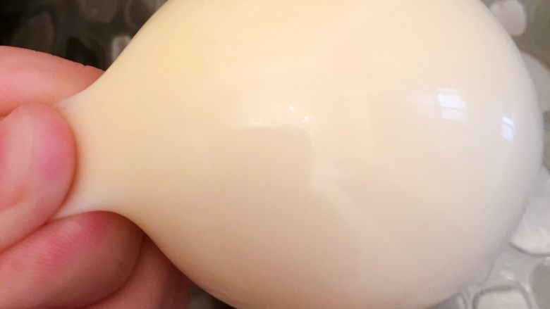 奶球布丁🍮,从瓶口捏紧气球口差不多大小就可以咯