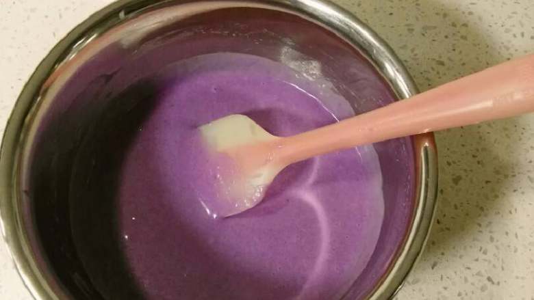 紫薯慕斯蛋糕,20克牛奶加热，加入泡好的10克吉利丁片，搅拌至融化，加入图*10*料理机的紫薯泥，搅拌均匀。