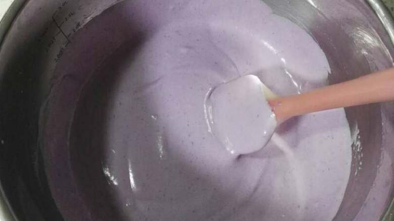 紫薯慕斯蛋糕,和图*11*的紫薯泥混合，翻拌均匀，就是紫薯慕斯液。