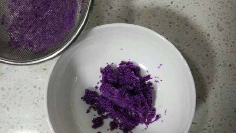 紫薯慕斯蛋糕,20克紫薯过筛。