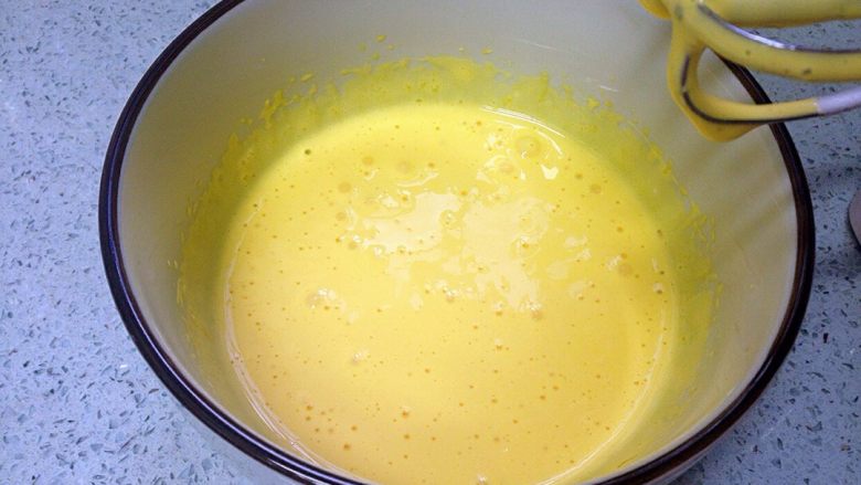 香芋布丁紫薯抹茶蛋糕卷,蛋黄加入10克细砂糖，打蛋器中速打发至体积增大、颜色发白。