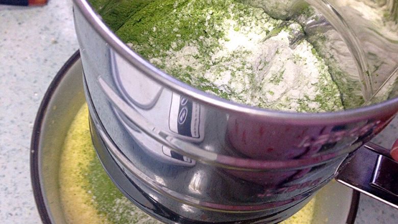 香芋布丁紫薯抹茶蛋糕卷,蛋黄盆里筛入蛋糕粉和抹茶粉。