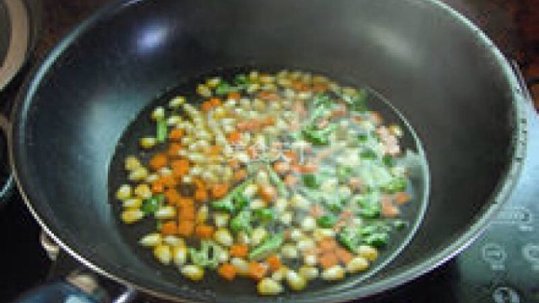 菜蔬小披萨,倒入适量的水，放点盐，把火腿以外的彩蔬倒入，焯水至熟