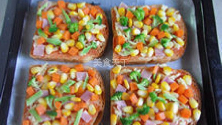 菜蔬小披萨,铺上一层火腿和彩蔬