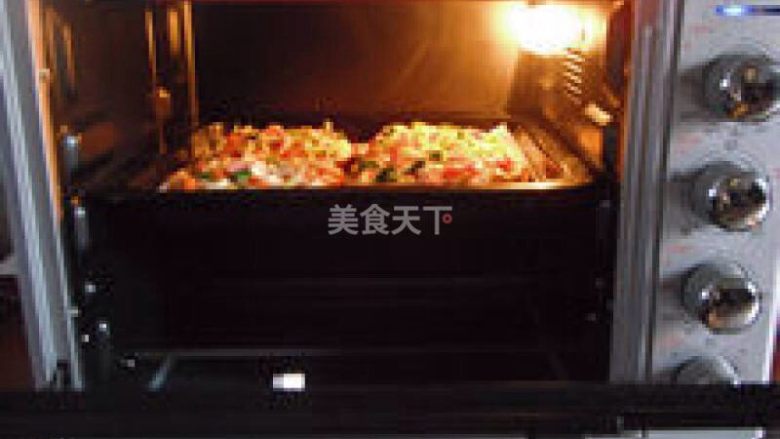 菜蔬小披萨,放入预热好的烤箱，上下火170度烤10分钟，烤至奶酪融化即可