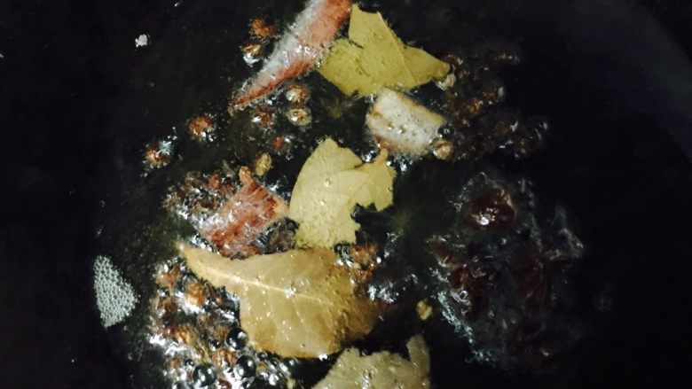 海鲜排骨杂蔬干锅#有个故事#,锅里倒入少许食用油烧热、把花椒、八角和桂皮、香叶炸出香味……