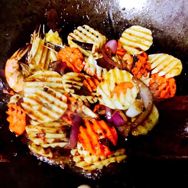 海鲜排骨杂蔬干锅#有个故事#,加入土豆片和胡萝卜翻炒片刻……