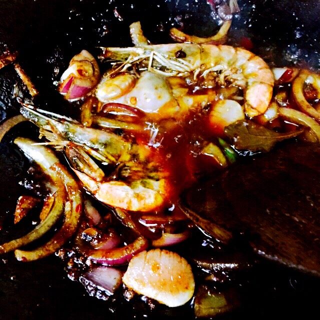 海鲜排骨杂蔬干锅#有个故事#,放入对虾和海鲜翻炒均匀