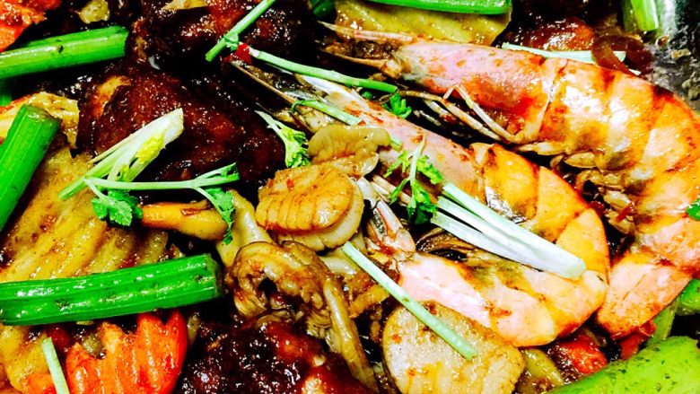 海鲜排骨杂蔬干锅#有个故事#,装盘即可食用哟、一盘美味可口的川菜就做好了……