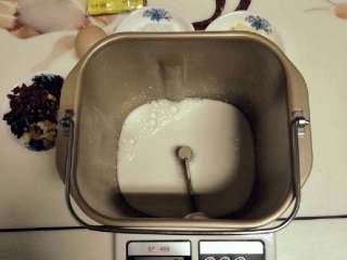 和风式柔软面包（面包机版）,所以材料称好分量😊，首先面包机里倒入牛奶哦。