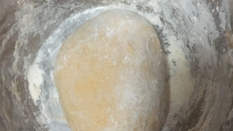 北瓜馒头,北瓜泥放凉后加入面粉，用筷子搅拌，酵母粉适量，用少量温水化开倒入。揉成面团。等待发酵，由于冬天天冷发酵的时间会长些。