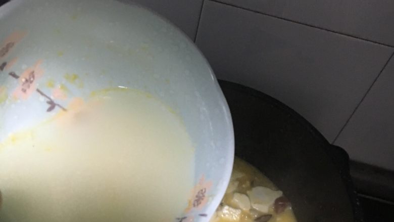 蟹黄豆腐,出锅前淋入水淀粉