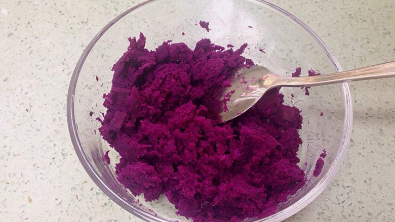 香芋布丁紫薯抹茶蛋糕卷,利用晾凉蛋糕的时间做紫薯糊。紫薯去皮切小块蒸熟后碾成泥，有一些小颗粒也没问题，口感会更丰富。