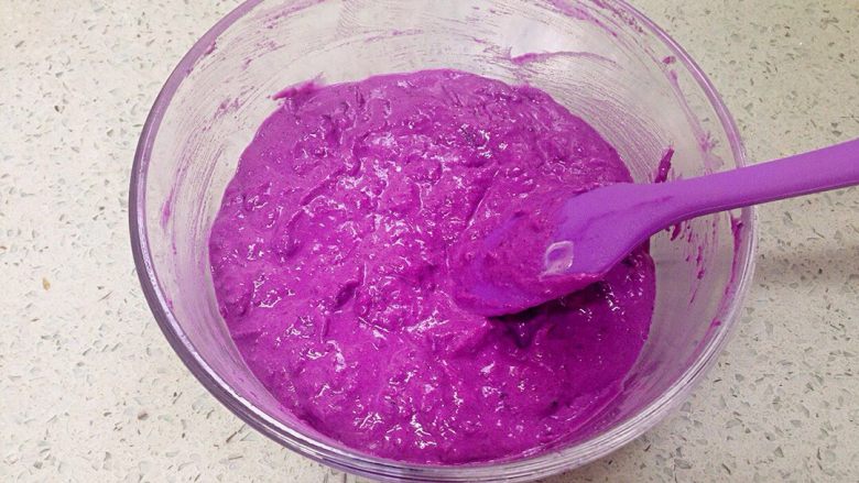 香芋布丁紫薯抹茶蛋糕卷,把淡奶油与紫薯泥混合，搅拌均匀，成奶油紫薯糊。