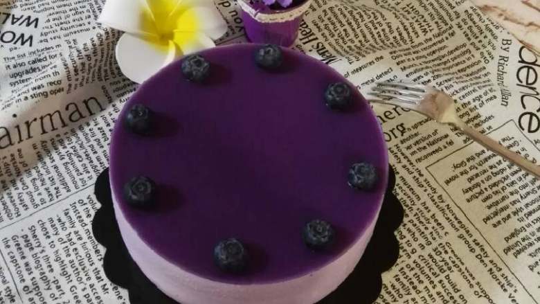 紫薯慕斯蛋糕,冷藏好后，用吹风机在模具周围吹一下或用热毛巾脱模。