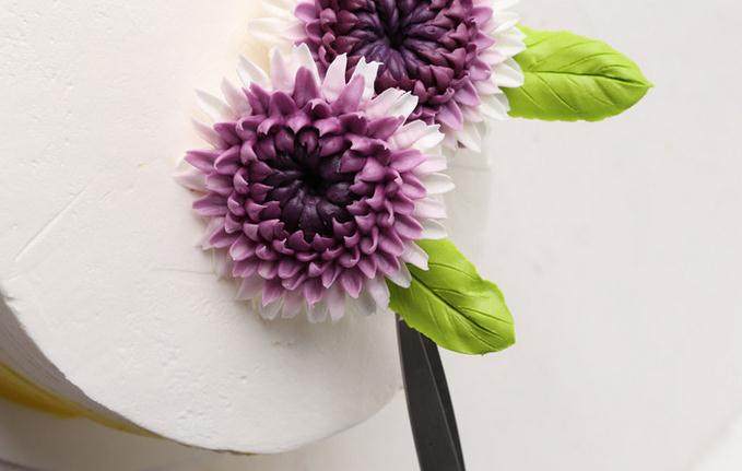 裱花蛋糕,用剪刀取出叶瓣，摆在花的后方。搭配适当即可。
