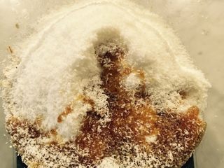 燕麦饼干,当加入糖和油。 当你们发现油凝固了，糖很粘不好倒出时，可以微波10秒-20秒