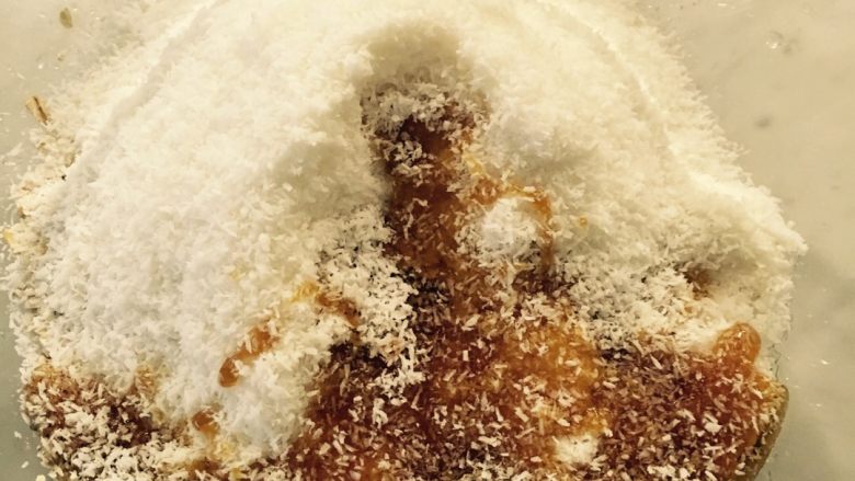 燕麦饼干,当加入糖和油。 当你们发现油凝固了，糖很粘不好倒出时，可以微波10秒-20秒