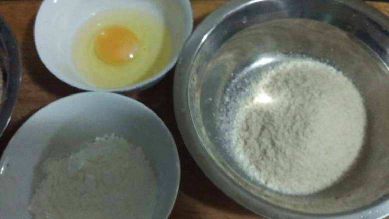 香酥鸡翅包,依次粘淀粉，蛋液，面包碎。