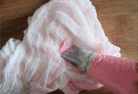 奶油玫瑰,挤完一次花瓣，都要把花嘴在干净的布上把花嘴周围残余的奶油擦干净。