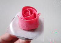 奶油玫瑰,第四片花瓣起始处从第三片的中间开始，直到包住第三片花瓣的缺口。