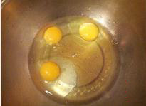 蜂蜜小蛋糕,鸡蛋、蜂蜜放入盆里，用打蛋器打散。