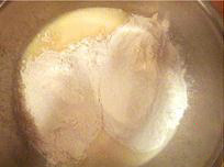 蜂蜜小蛋糕,加入全麦粉、低粉、泡打粉，搅拌均匀。