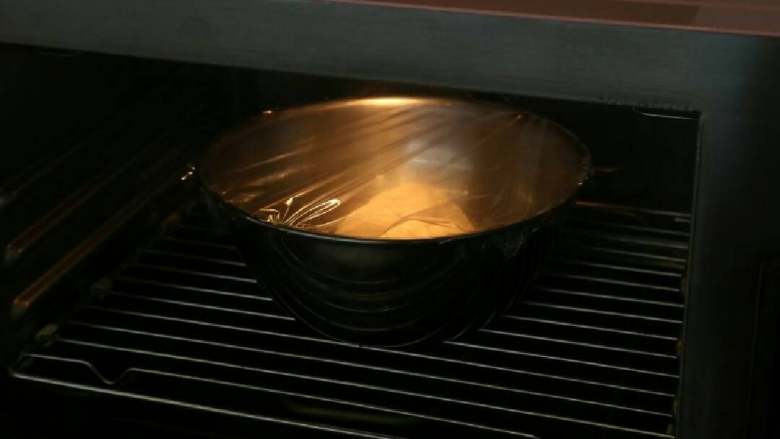 八寸火腿玉米披萨,盖上保鲜膜室温发酵1小时左右。放入40度的烤箱发酵45分钟