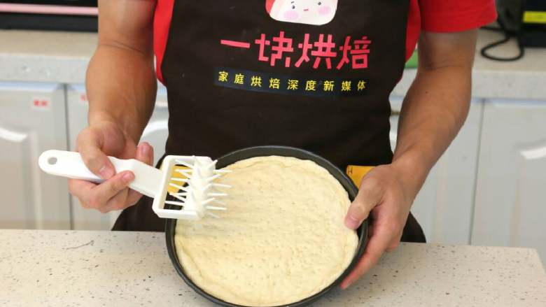 八寸火腿玉米披萨,可以用餐叉在饼底戳孔，为了避免烘烤过程中饼底膨胀