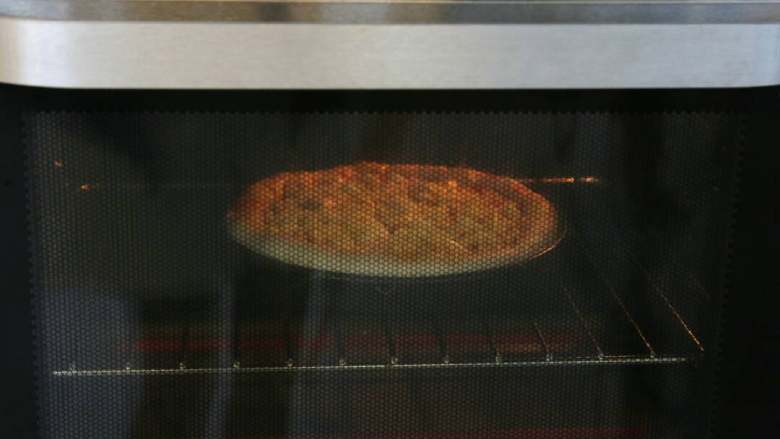八寸火腿玉米披萨, 放入预热好上下火210度烤箱中层烘焙10分钟后取出
