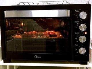 全麦核桃吐司披萨,将装有准备好的吐司片的烤盘放入烤箱中层，上下火烘烤