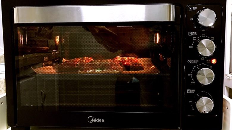 全麦核桃吐司披萨,将装有准备好的吐司片的烤盘放入烤箱中层，上下火烘烤