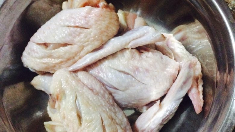 香辣鸡翅😘土豆条,将鸡翅切成三段。