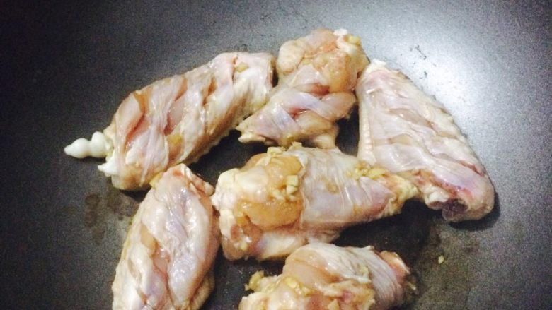 香辣鸡翅😘土豆条,平底锅不用放油，把鸡中翅根机投放，在锅里面煎