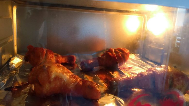 ☾懒人必备☽烤鸡腿🍗,铺入锡纸把鸡腿放入烤箱上下200°度烤40分钟