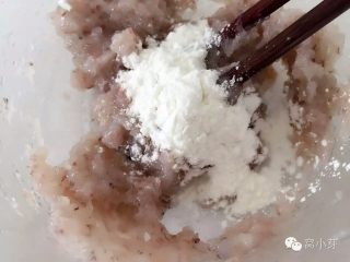 宝宝辅食：虾丸萝卜汤,加入淀粉