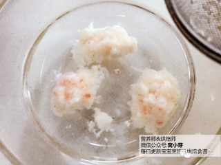 宝宝辅食：虾丸萝卜汤,放入凉水碗中浸泡5分钟左右，这样可以让虾丸更紧实，口感更加有弹性哈。