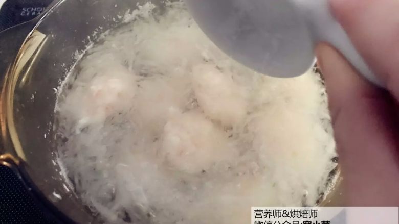 宝宝辅食：虾丸萝卜汤,最后加少许盐调味（给小宝宝吃可不加盐，虾本身会有点淡淡的咸味）。