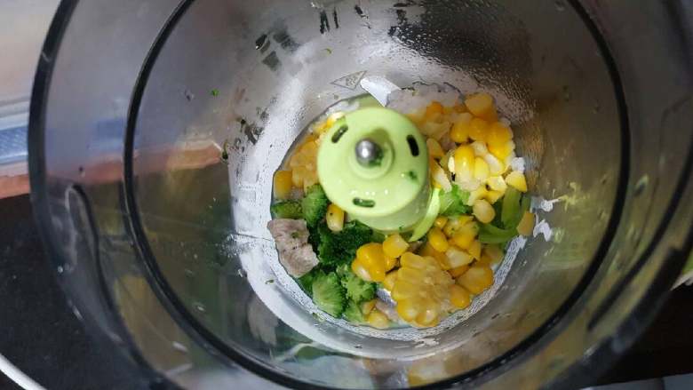 蔬菜瘦肉泡饭,切下玉米粒，瘦肉切小块，芹菜切断，西兰花切下叶子放料理机打5秒