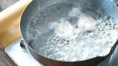 萝卜丝虾丸汤,.用勺子为容器，将虾蓉滑入煮沸的开水锅，至虾丸变色后捞起。过一下冰水，虾丸的口感会更有弹性