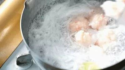 萝卜丝虾丸汤,平锅加水烧开，放入姜片、萝卜丝，再次沸腾后加入虾丸，小火慢炖10分钟。