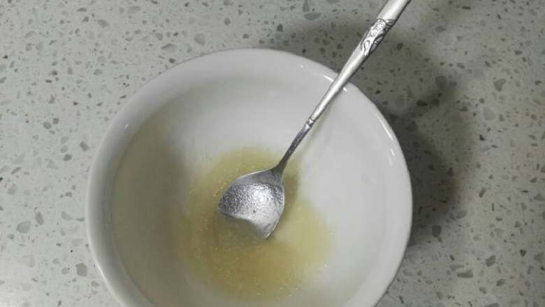 抹茶奶冻,吉利丁粉用水调开，倒入图*2*抹茶糊搅拌到融化。